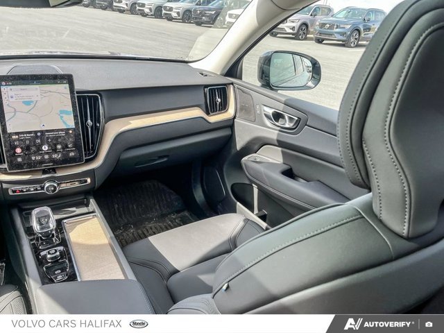 Volvo XC60 Plus Dark Theme 2026-23