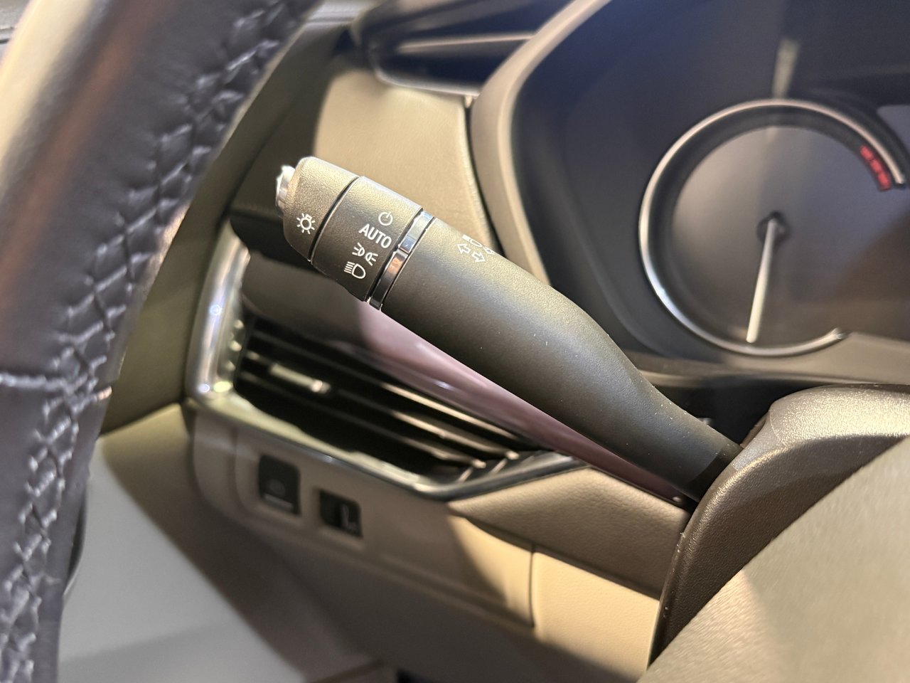 Cadillac XT4 LUXURY 2023-16