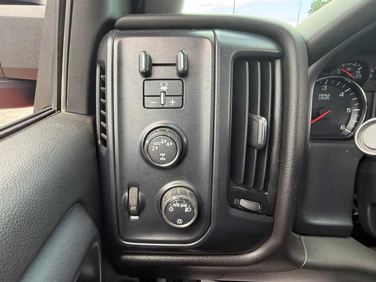 2018 Chevrolet Silverado 1500 CUSTOM-12
