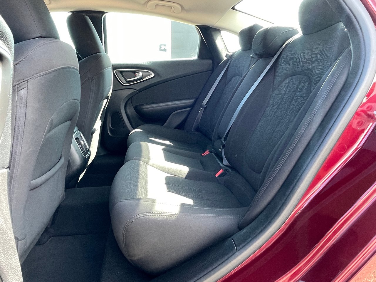 2016 Chrysler 200 LIMITED-23