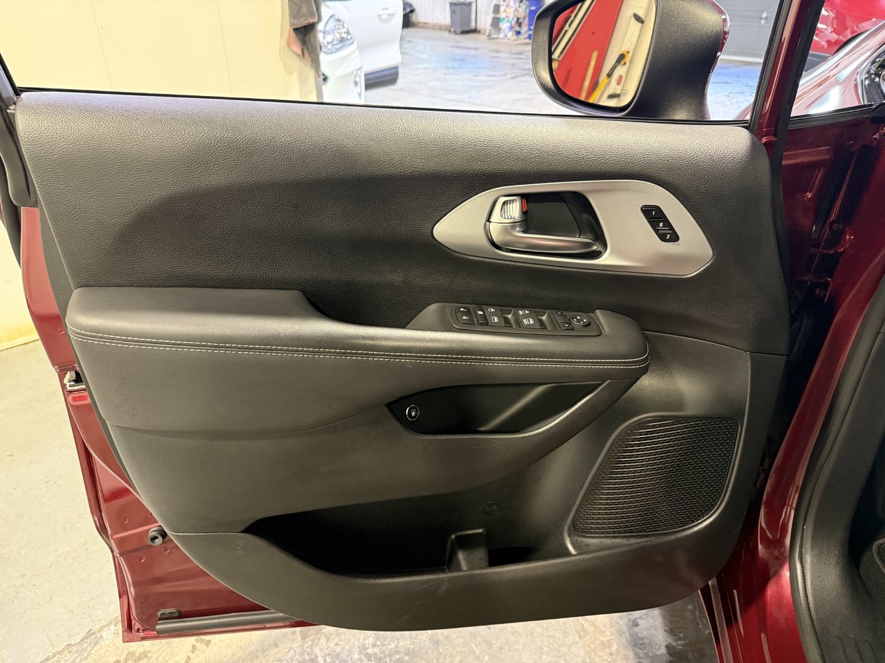 2023 Chrysler Pacifica Hybrid TOURING-10