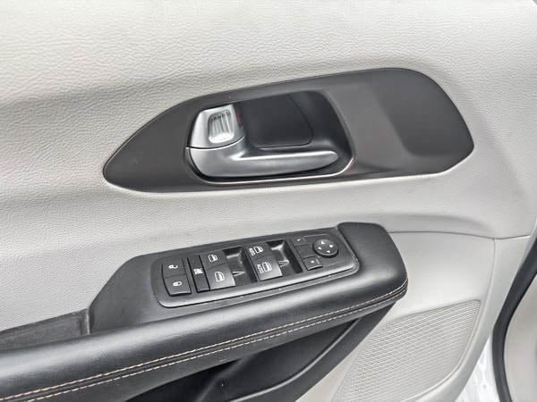 Chrysler Pacifica touring l 2017-8