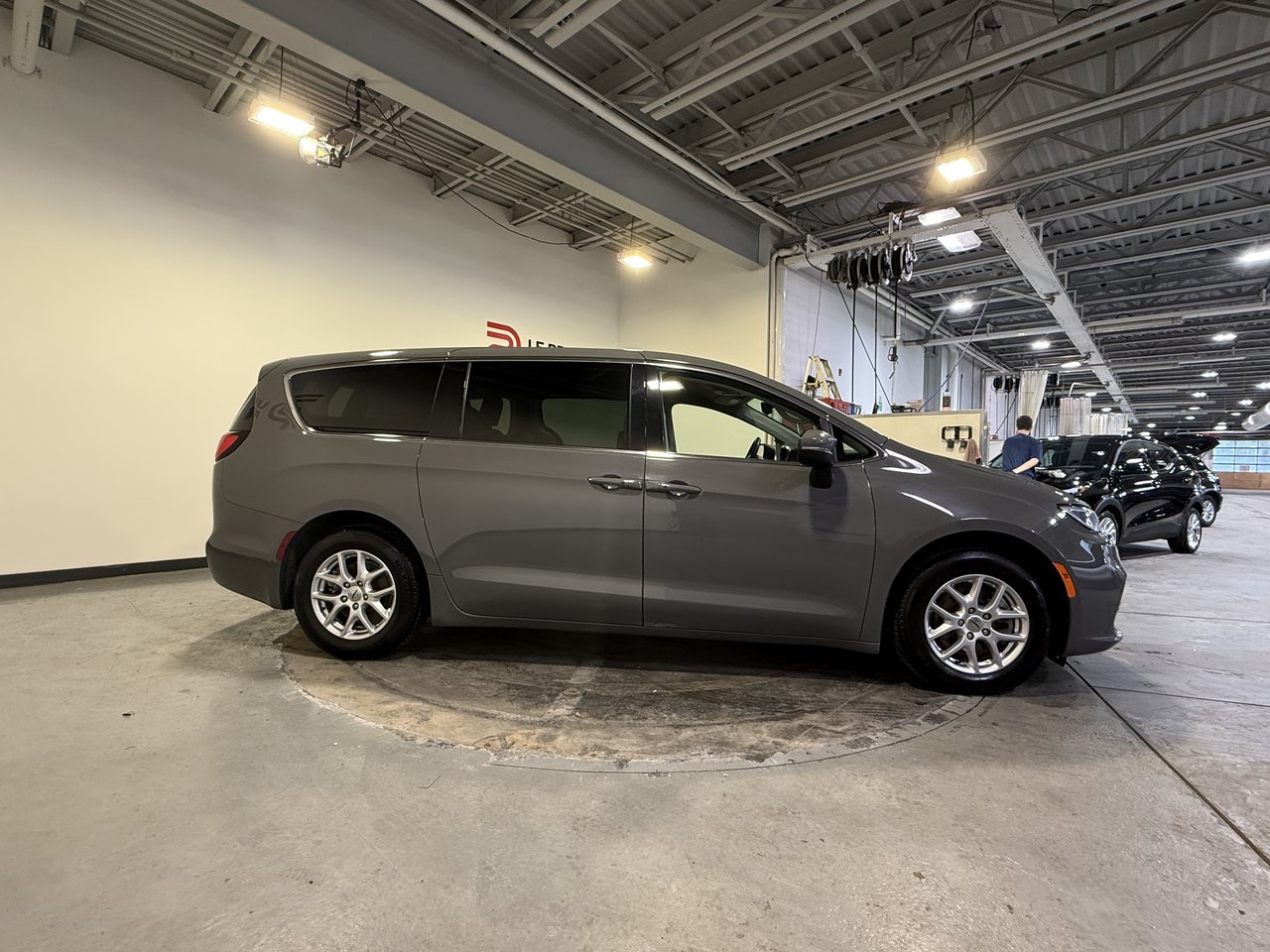 2023 Chrysler Pacifica TOURING-1
