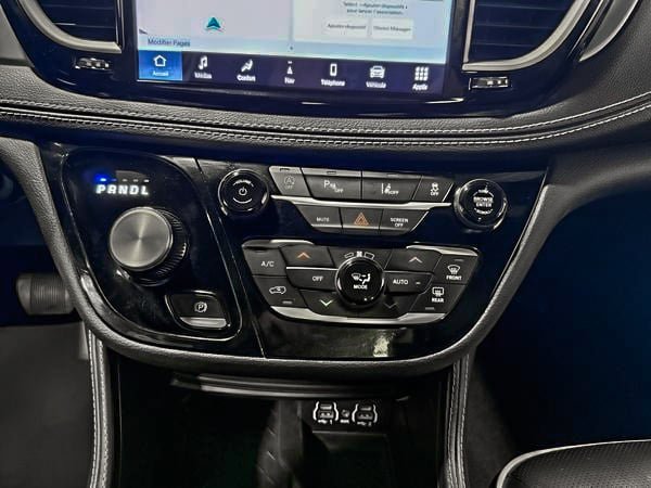 Chrysler Pacifica Limited 2025-22