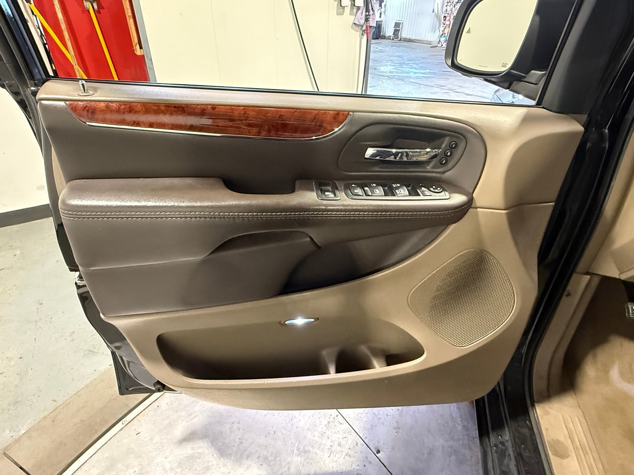 2015 Chrysler Town & Country Limited-10