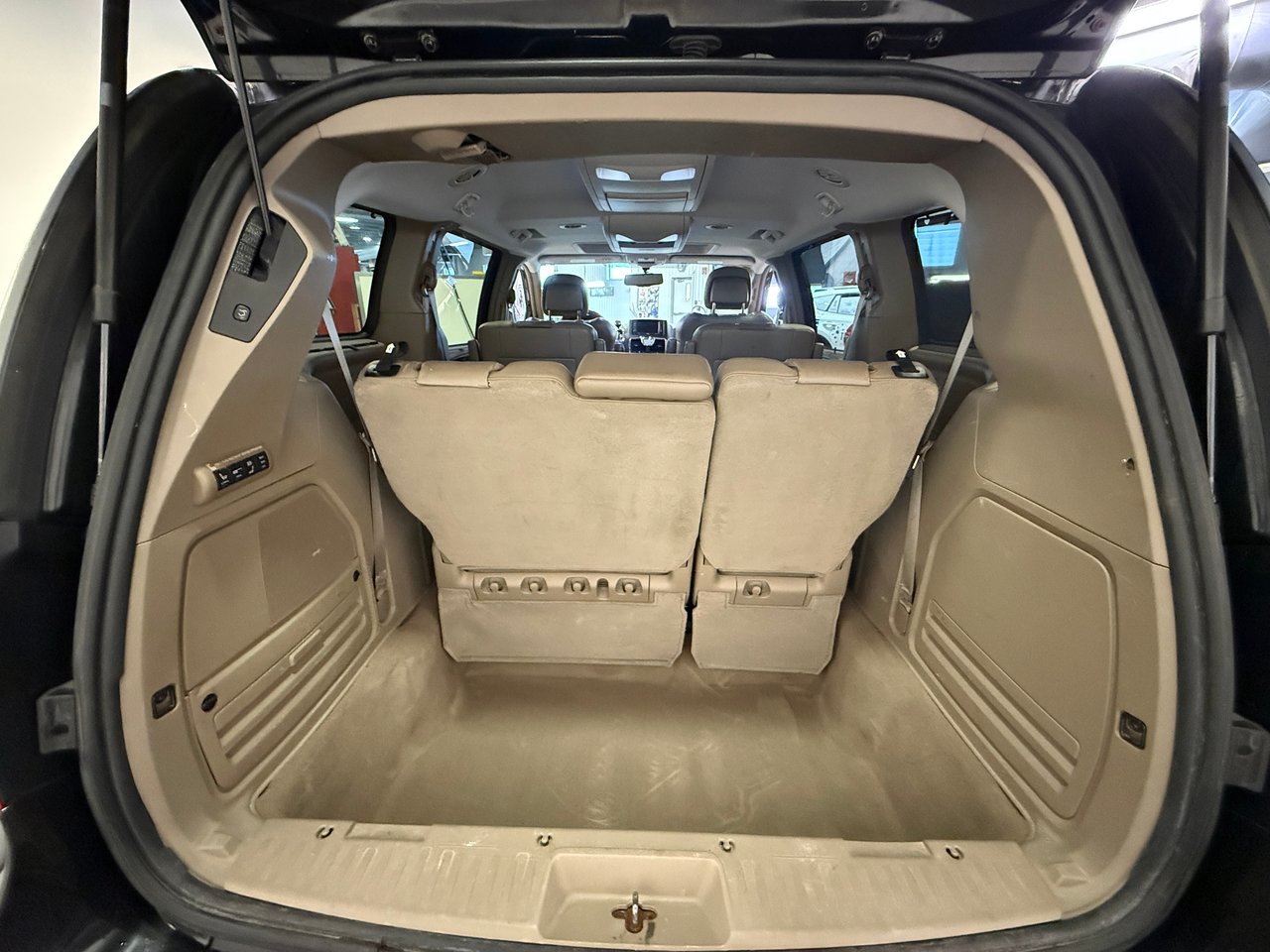 2015 Chrysler Town & Country Limited-23