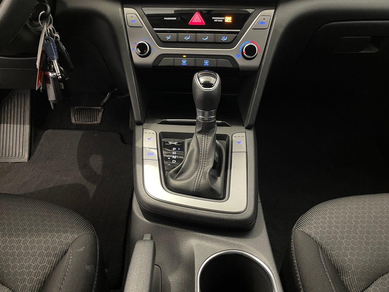 Hyundai Elantra LE 2017-16