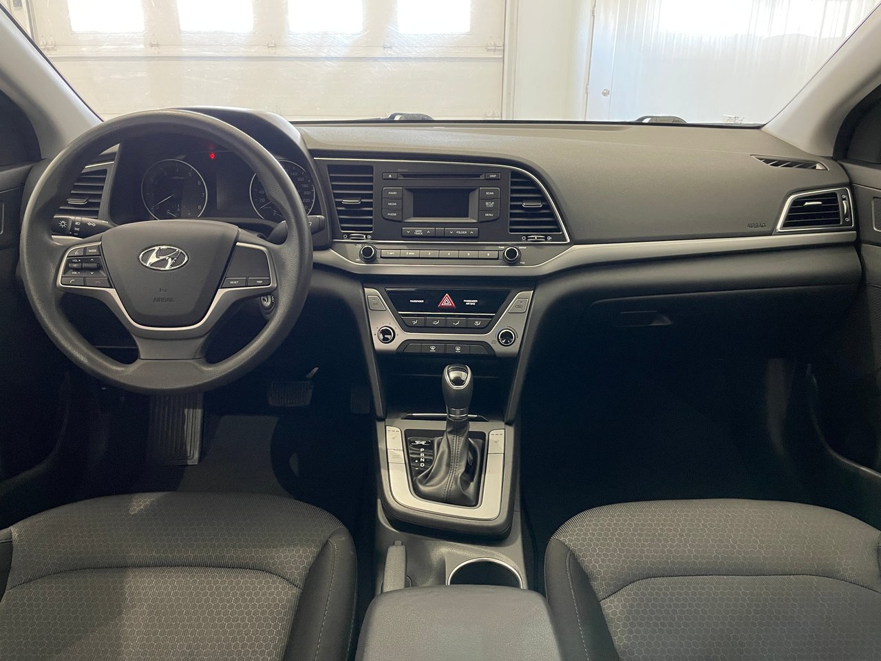 Hyundai Elantra LE 2017-6