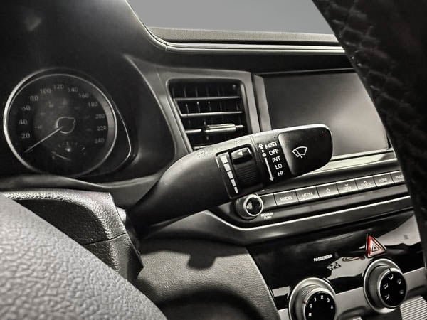 2020 Hyundai Elantra ESSENTIAL-17