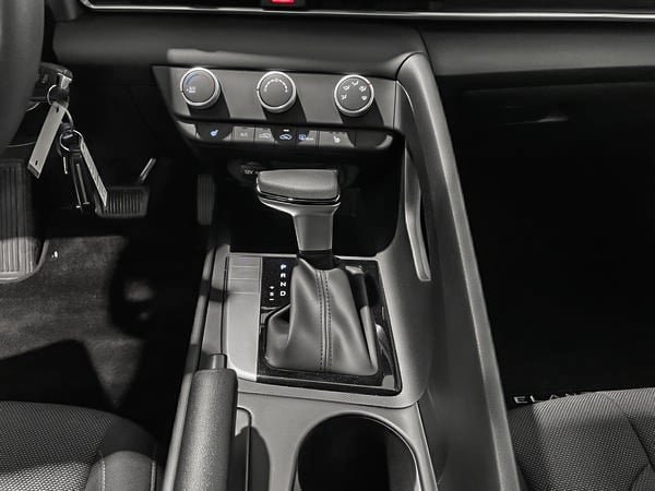 Hyundai Elantra Essential 2023-20