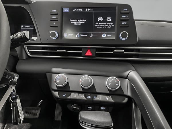 Hyundai Elantra Essential 2023-15