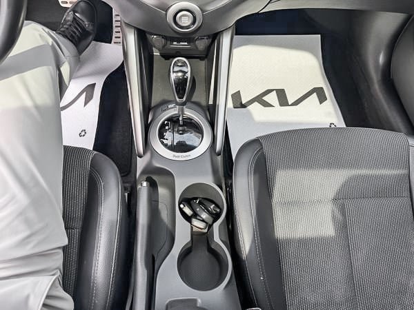 2013 Hyundai Veloster BASE-22