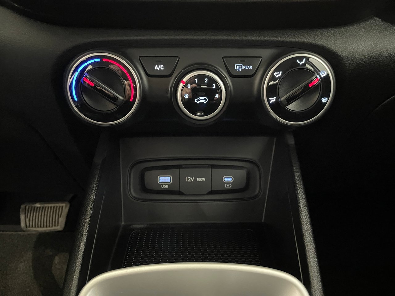 2023 Hyundai Venue Essential-18