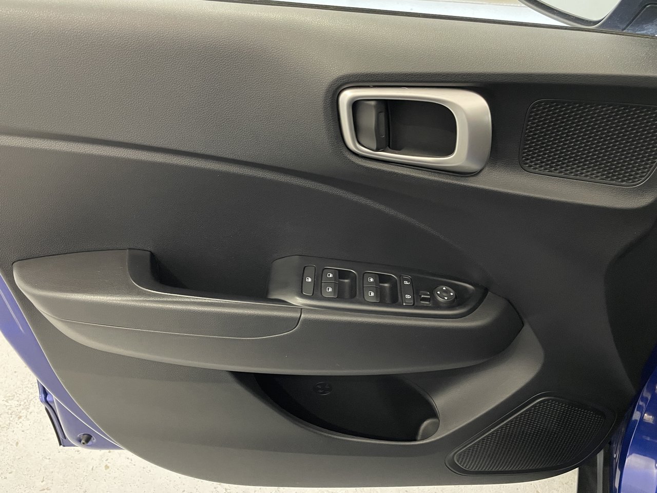 2023 Hyundai Venue Preferred-9