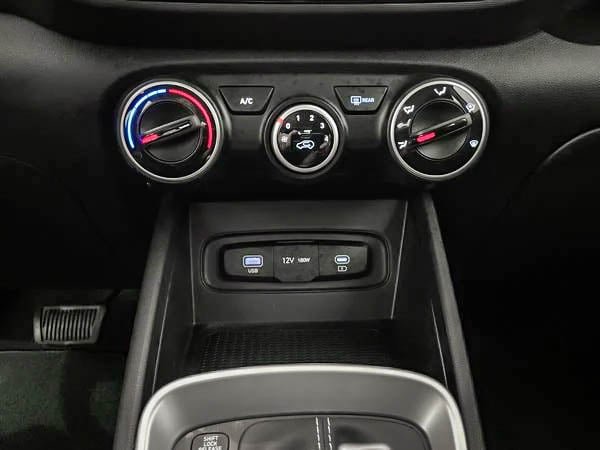 Hyundai Venue Essential 2023-19