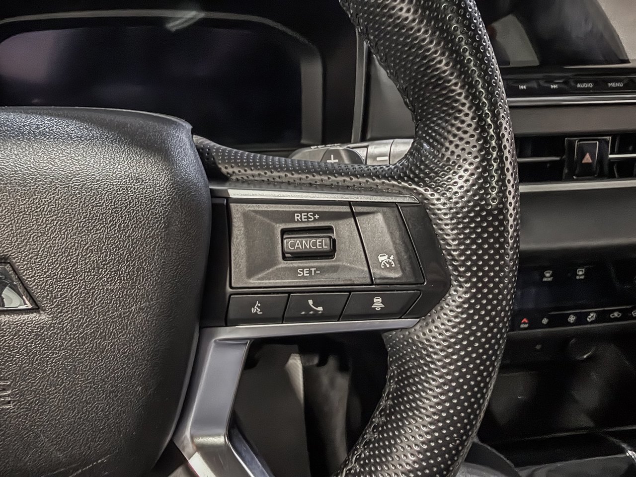 Mitsubishi Outlander Plug-In Hybrid SEL 2024-17