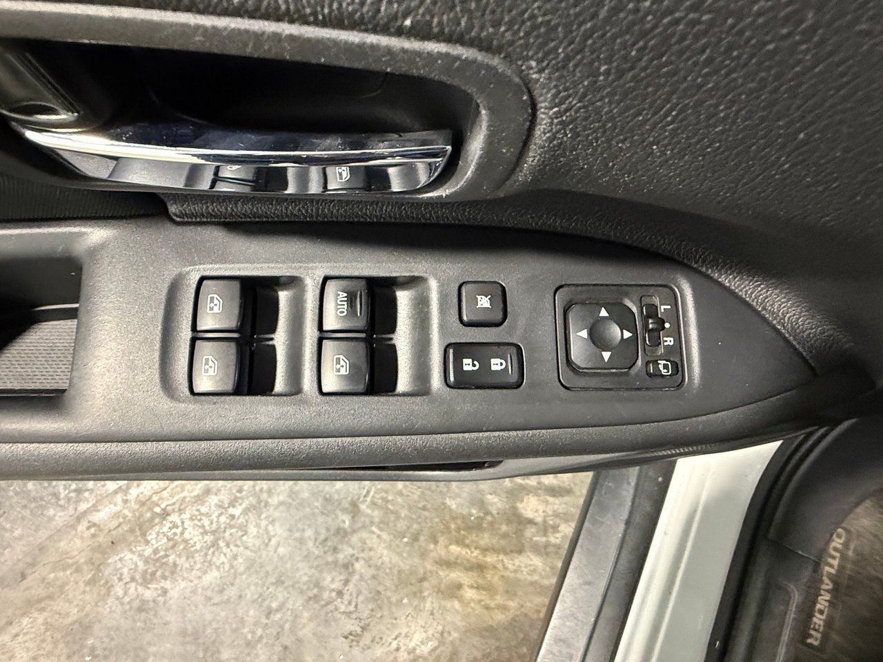 2017 Mitsubishi Outlander SE-12
