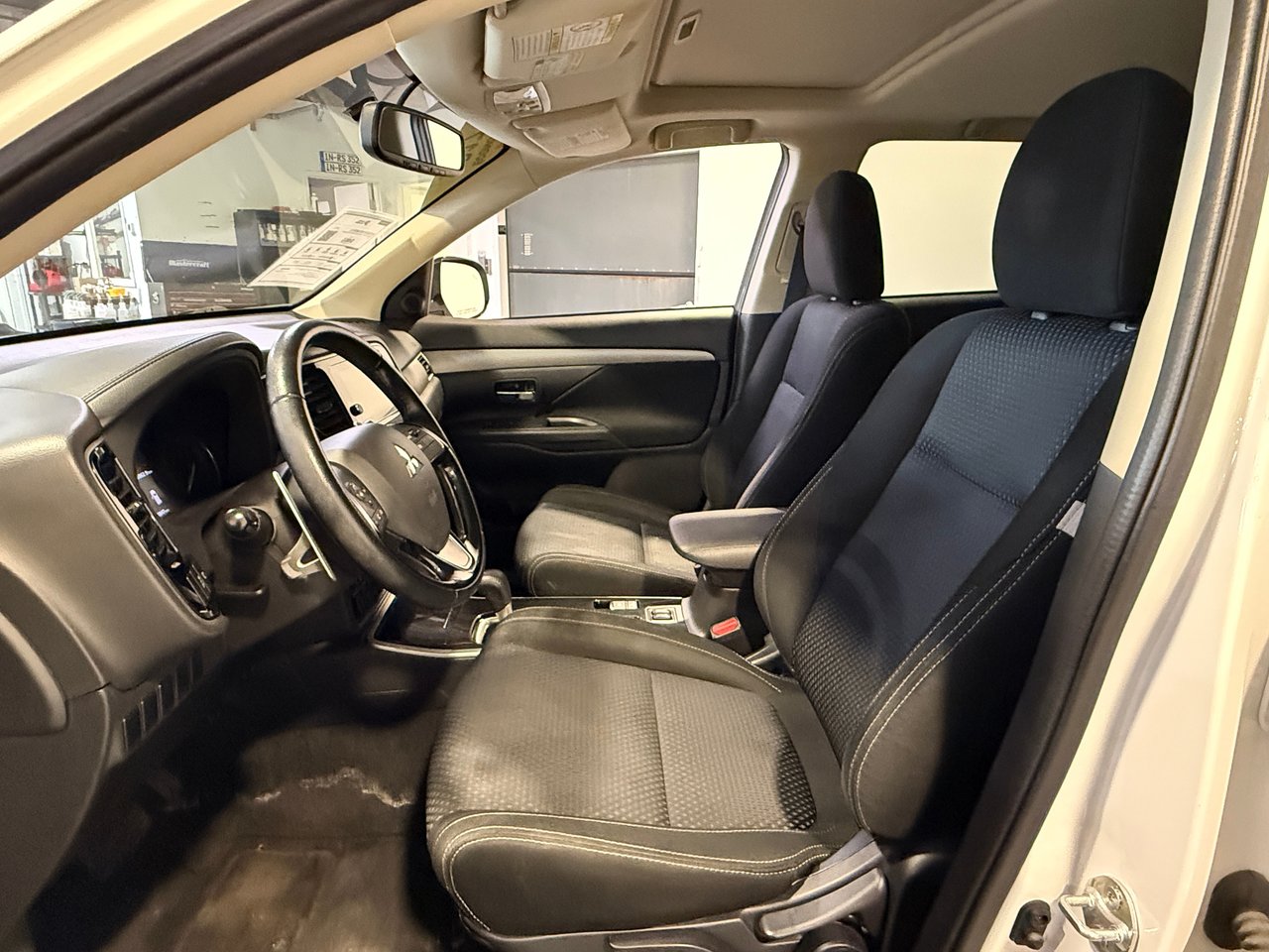 2017 Mitsubishi Outlander SE-13
