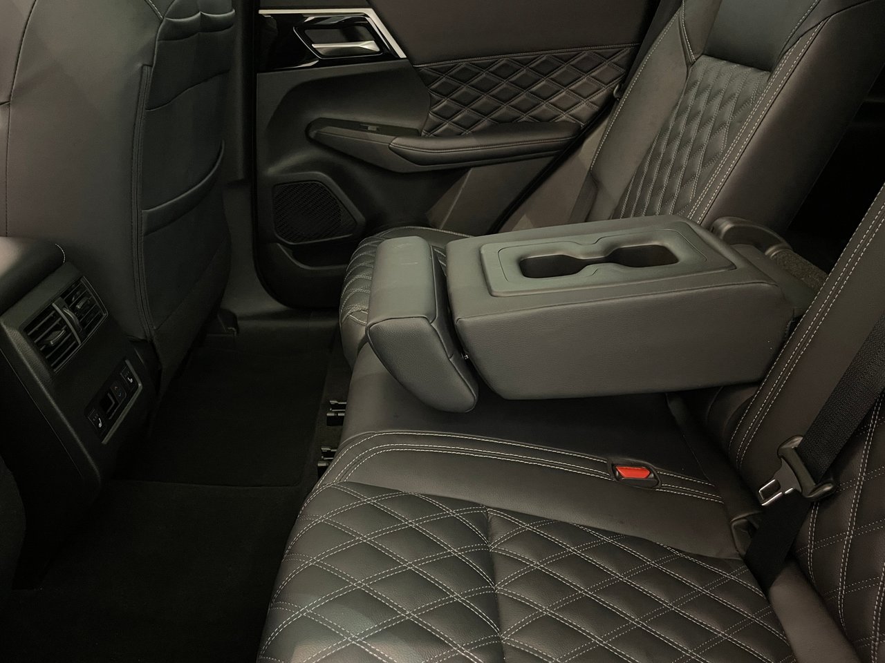 Mitsubishi Outlander SEL AWD / 7 PASSAGERS 2023-27