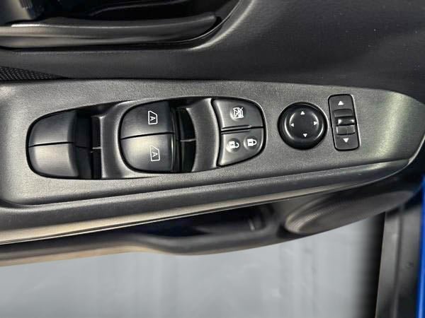 Nissan Kicks S 2023-11