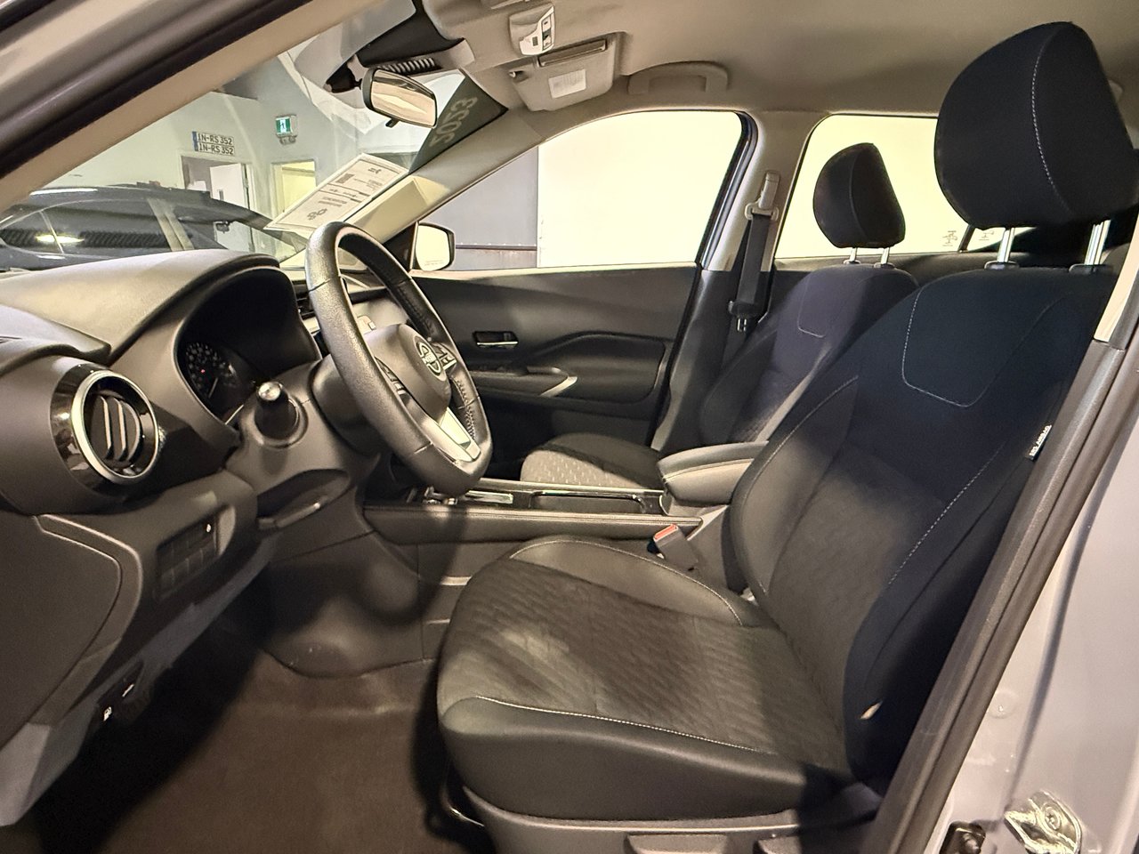 Nissan Kicks SV 2023-13