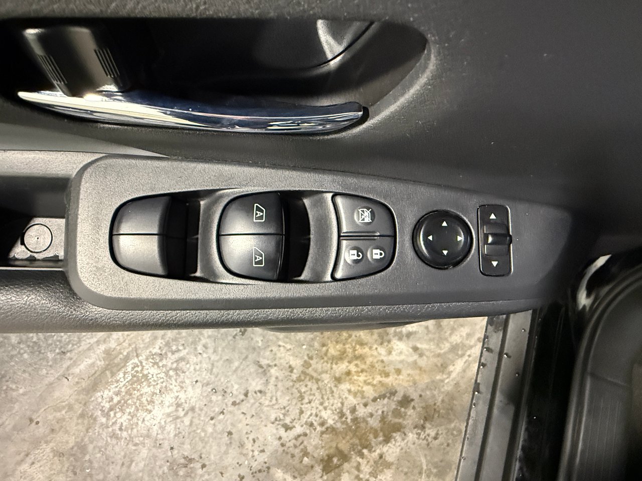 2024 Nissan Kicks SR-11