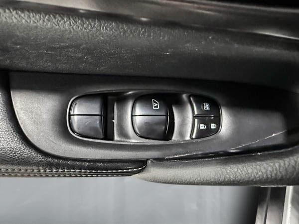 2016 Nissan Rogue S-11