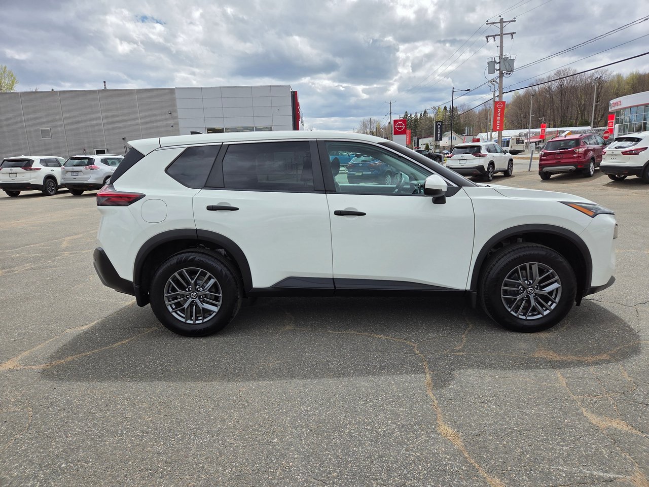 2022 Nissan Rogue S-1