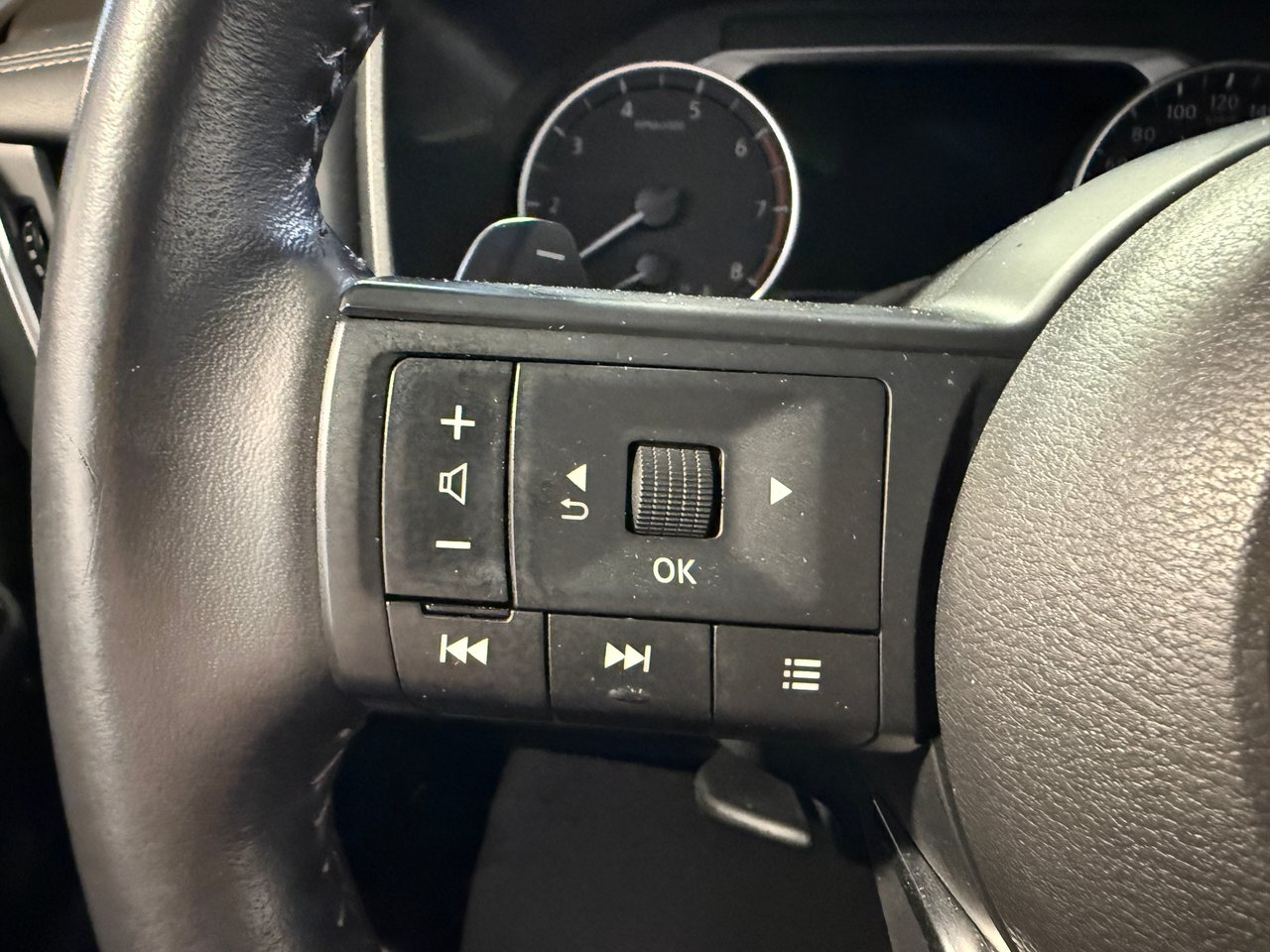 Nissan Rogue S 2023-14