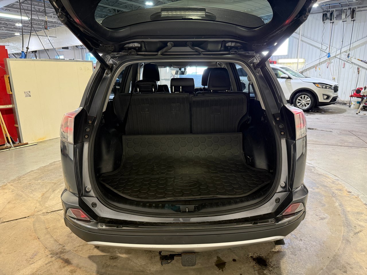 Toyota RAV4 hybride LIMITED AWD 2016-26
