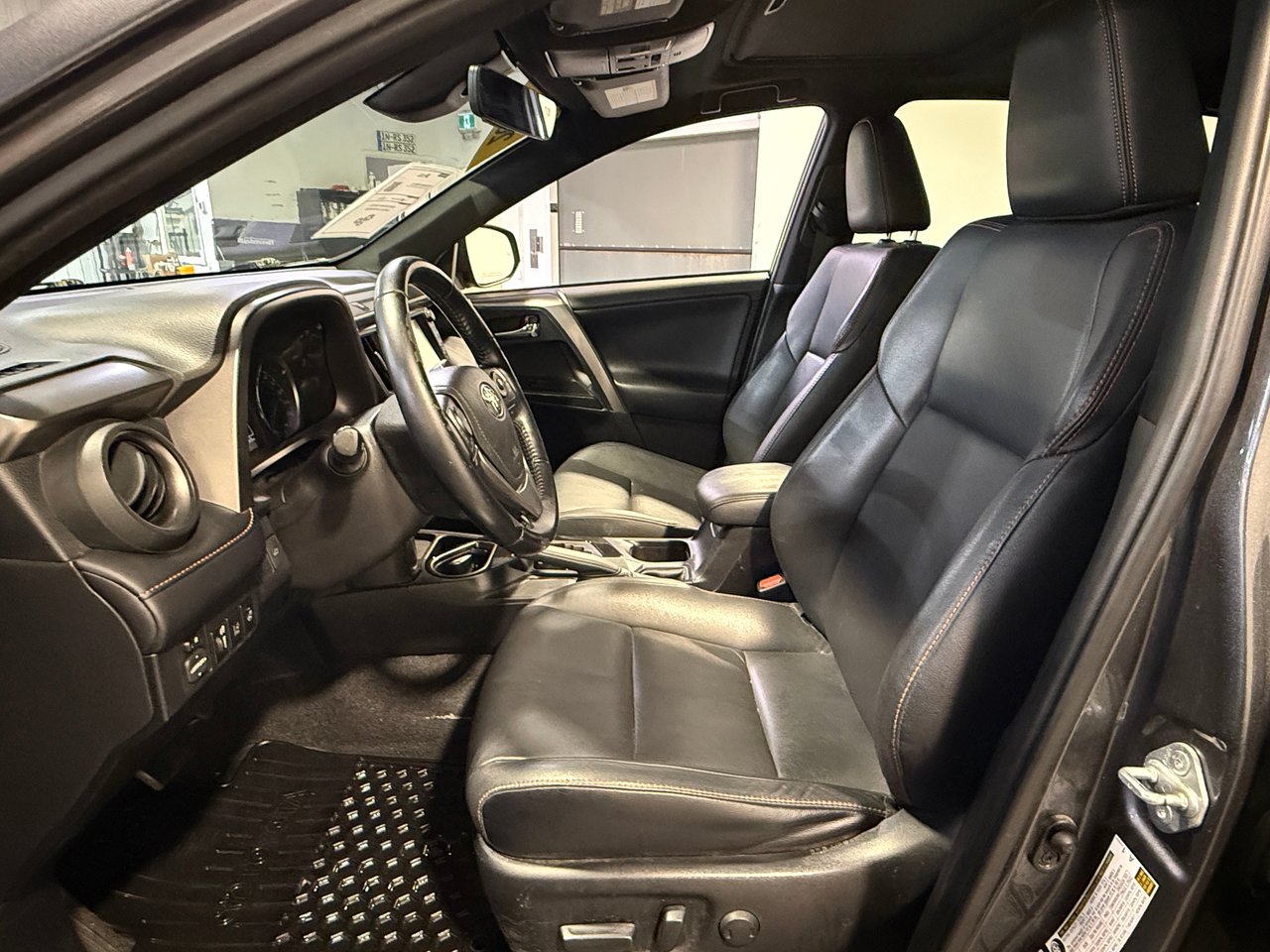 2017 Toyota RAV4 hybride SE-14