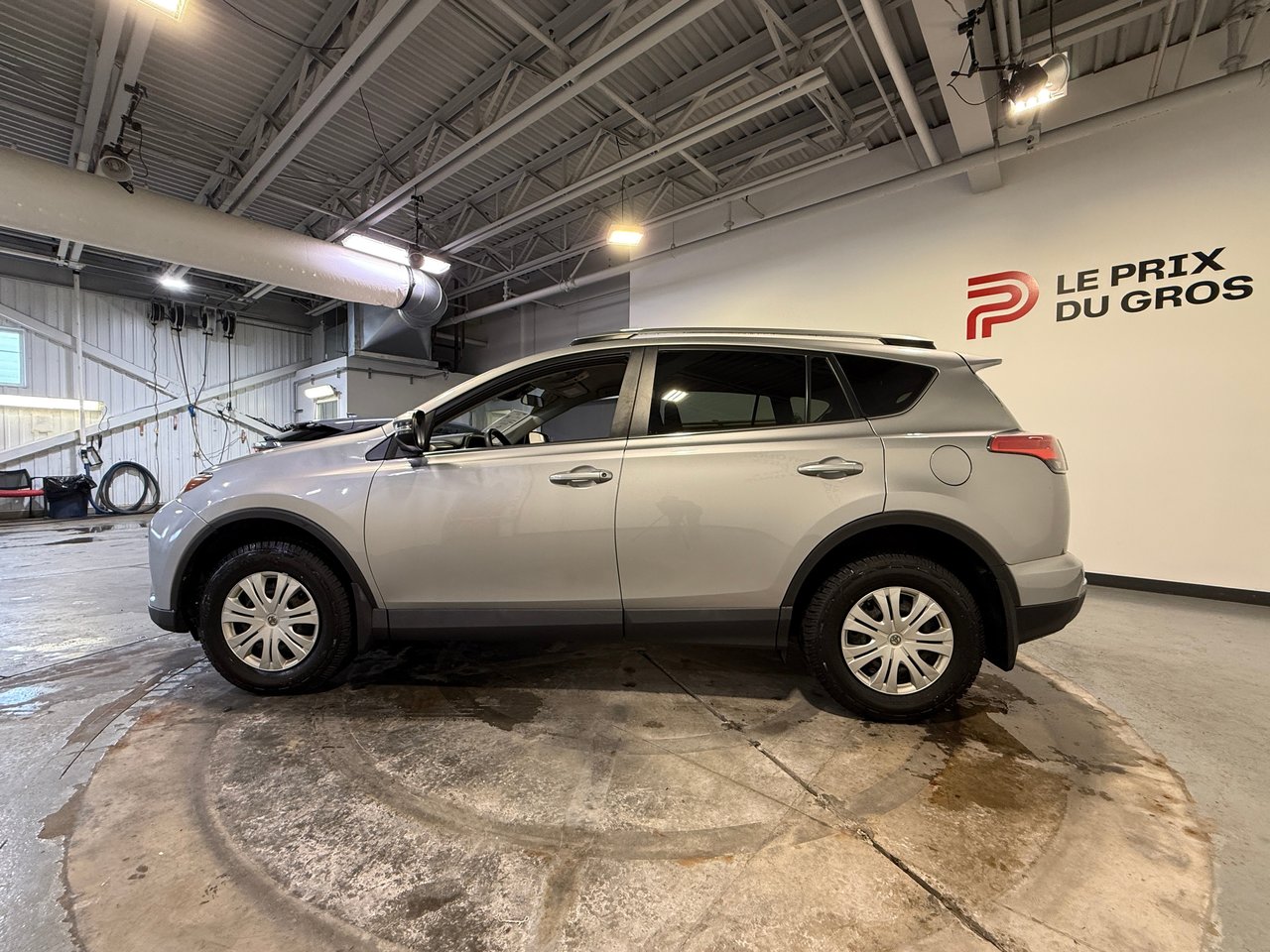 Toyota RAV4 LE 2018-5