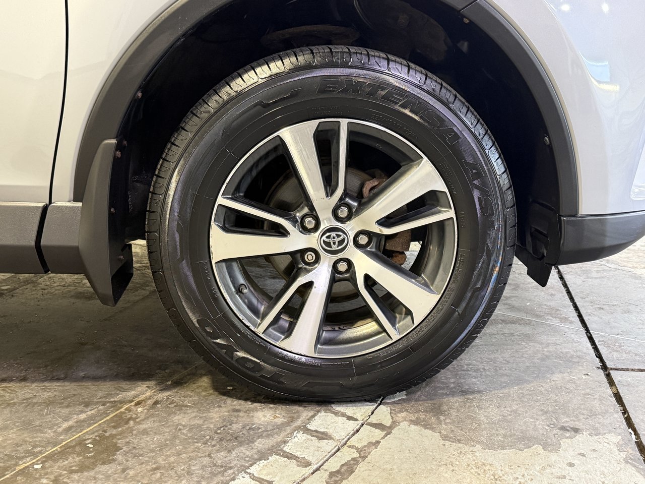 Toyota RAV4 LE 2018-9
