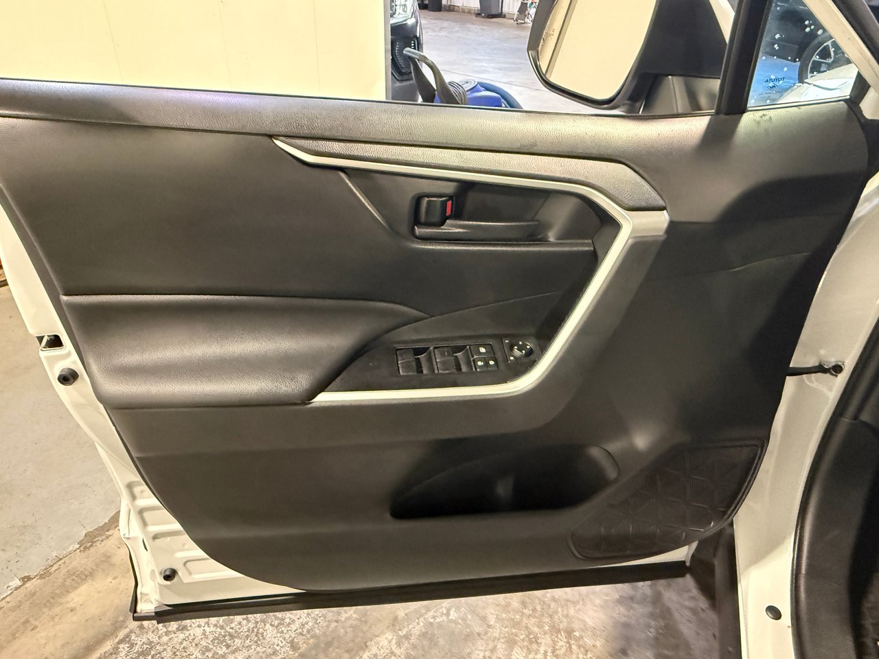 2019 Toyota RAV4 LE HYBRIDE-10