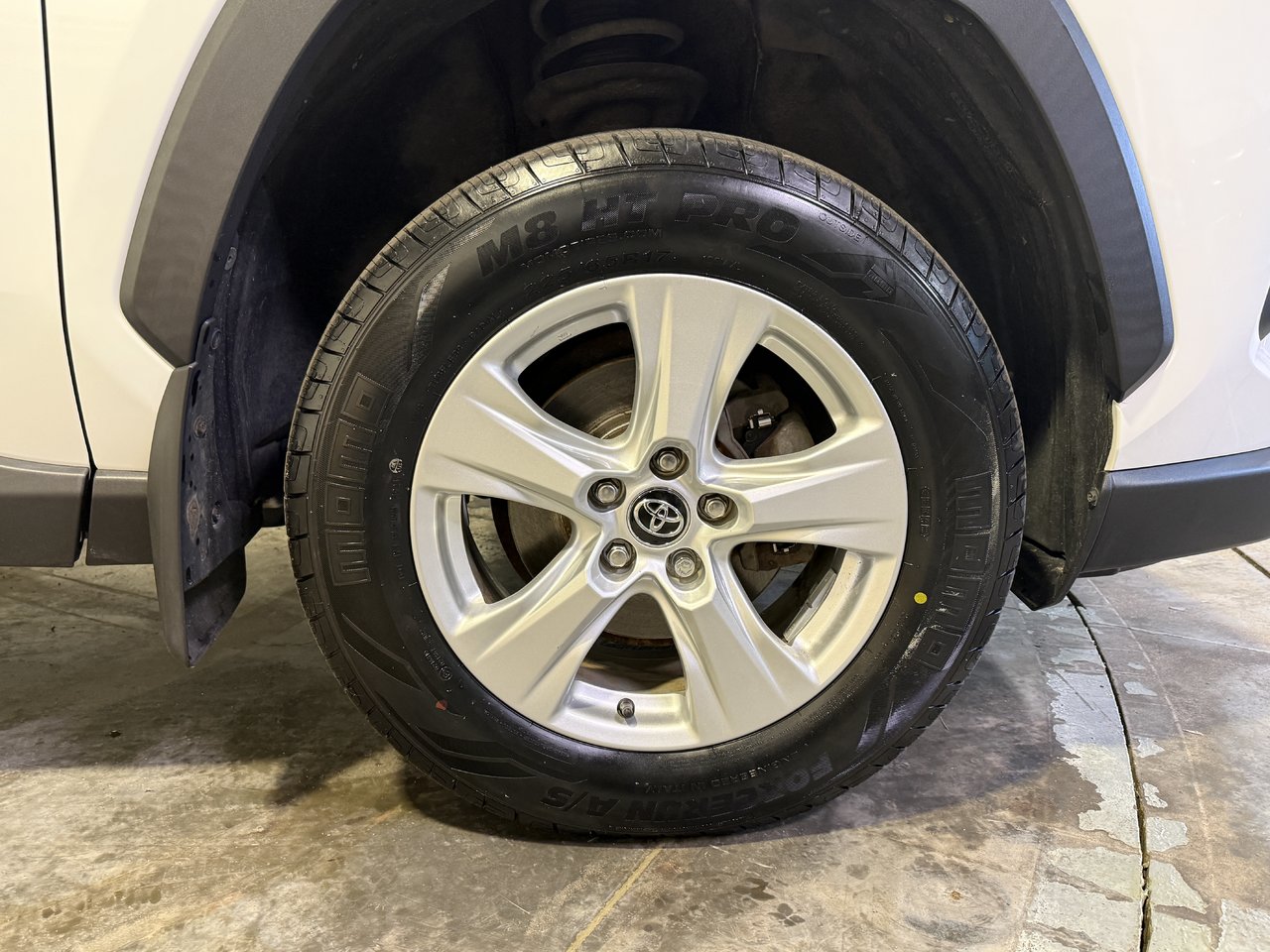 2019 Toyota RAV4 LE HYBRIDE-9