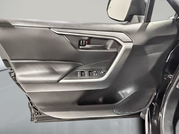 Toyota RAV4 LE 2021-10