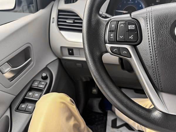 2018 Toyota Sienna LE AWD-16