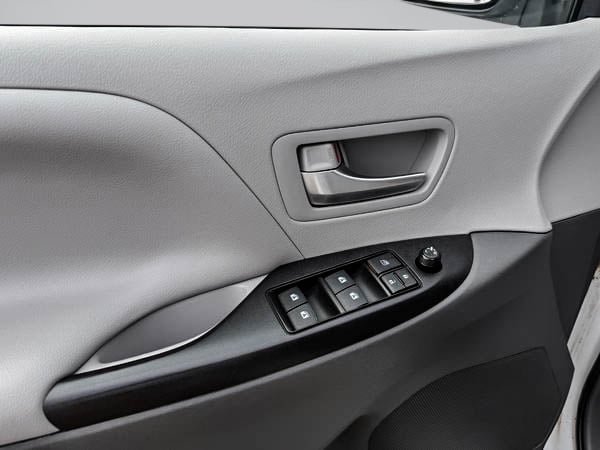 2018 Toyota Sienna LE AWD-10