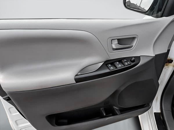 2018 Toyota Sienna LE AWD-9