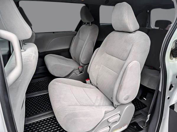 2018 Toyota Sienna LE AWD-24