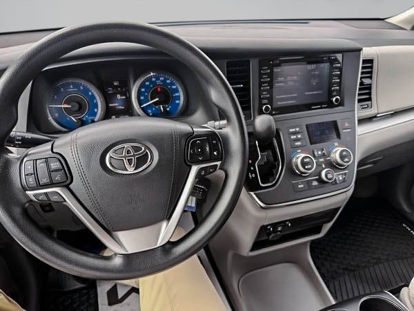 2018 Toyota Sienna LE AWD-21