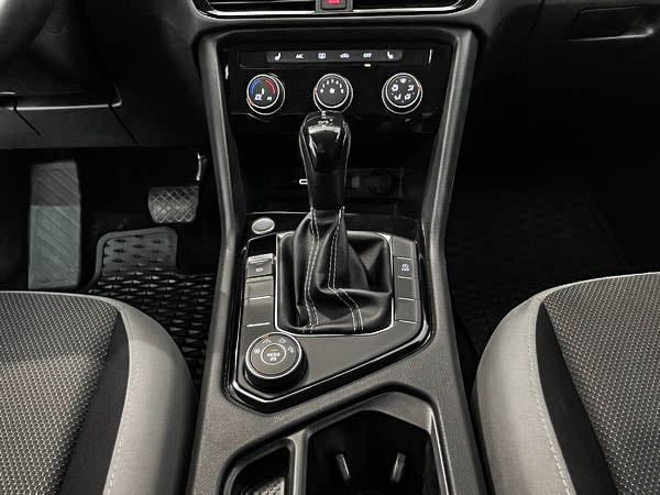Volkswagen Taos S 2023-21