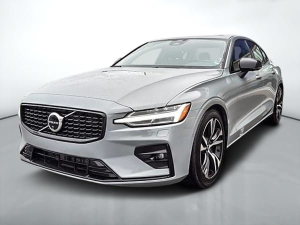 2024 Volvo S60 B5 PLUS AWD // DARK THEME-2