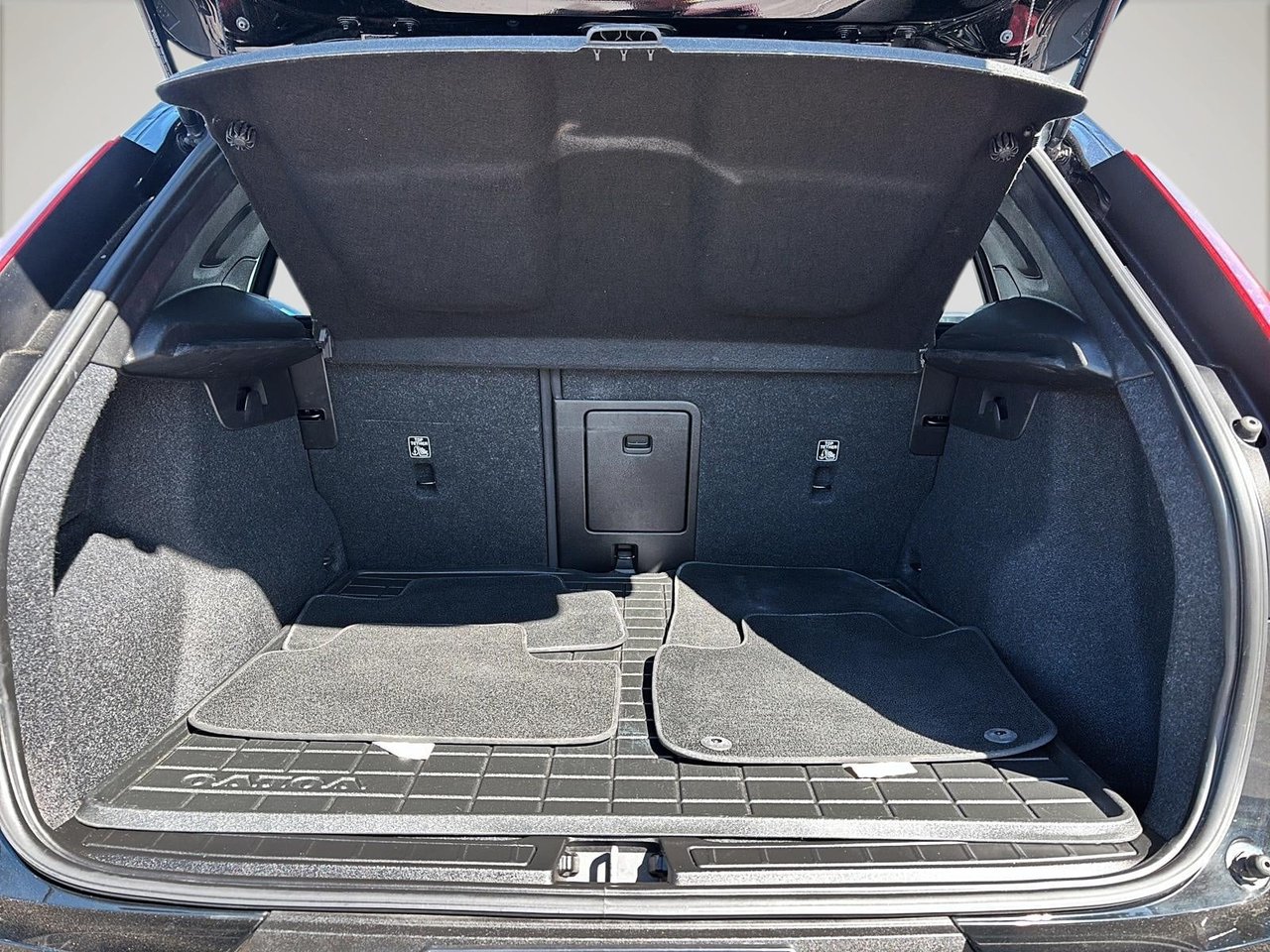 2019 Volvo XC40 MOMENTUM AWD-13