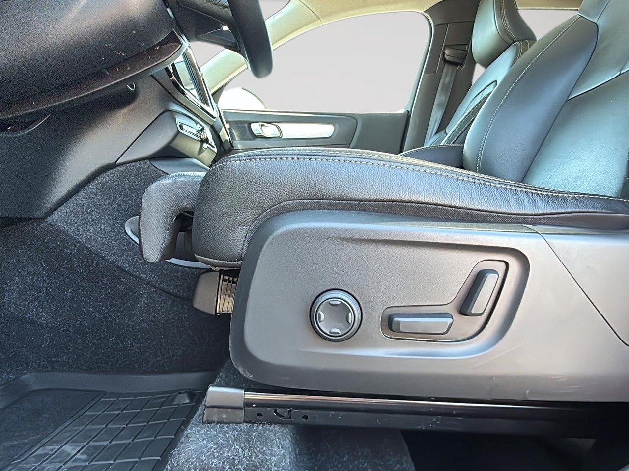 2020 Volvo XC40 T5 MOMENTUM AWD-10