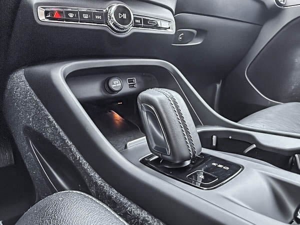 2020 Volvo XC40 T5 MOMENTUM AWD-16