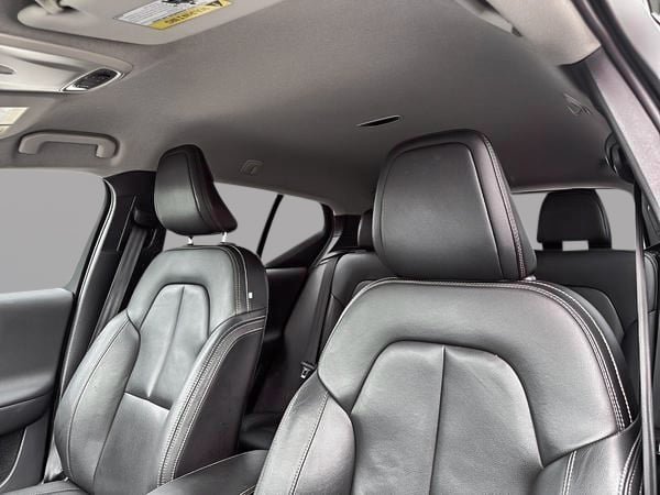 2020 Volvo XC40 T4 MOMENTUM AWD // PLUS PACKAGE-9