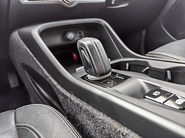2020 Volvo XC40 T4 MOMENTUM AWD // PLUS PACKAGE-14