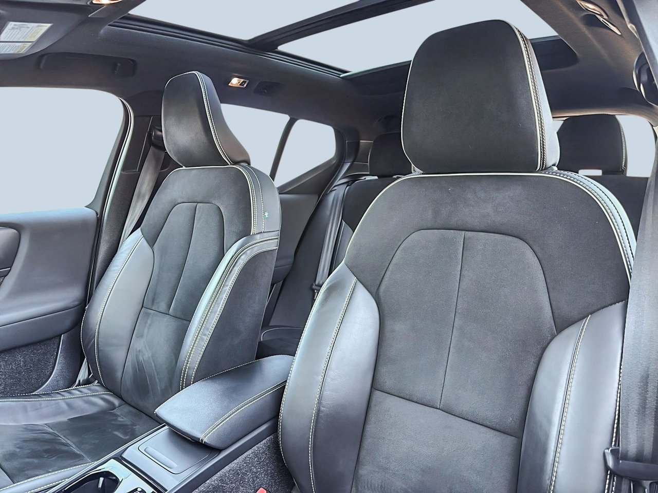 2022 Volvo XC40 T5 R-DESIGN AWD-10