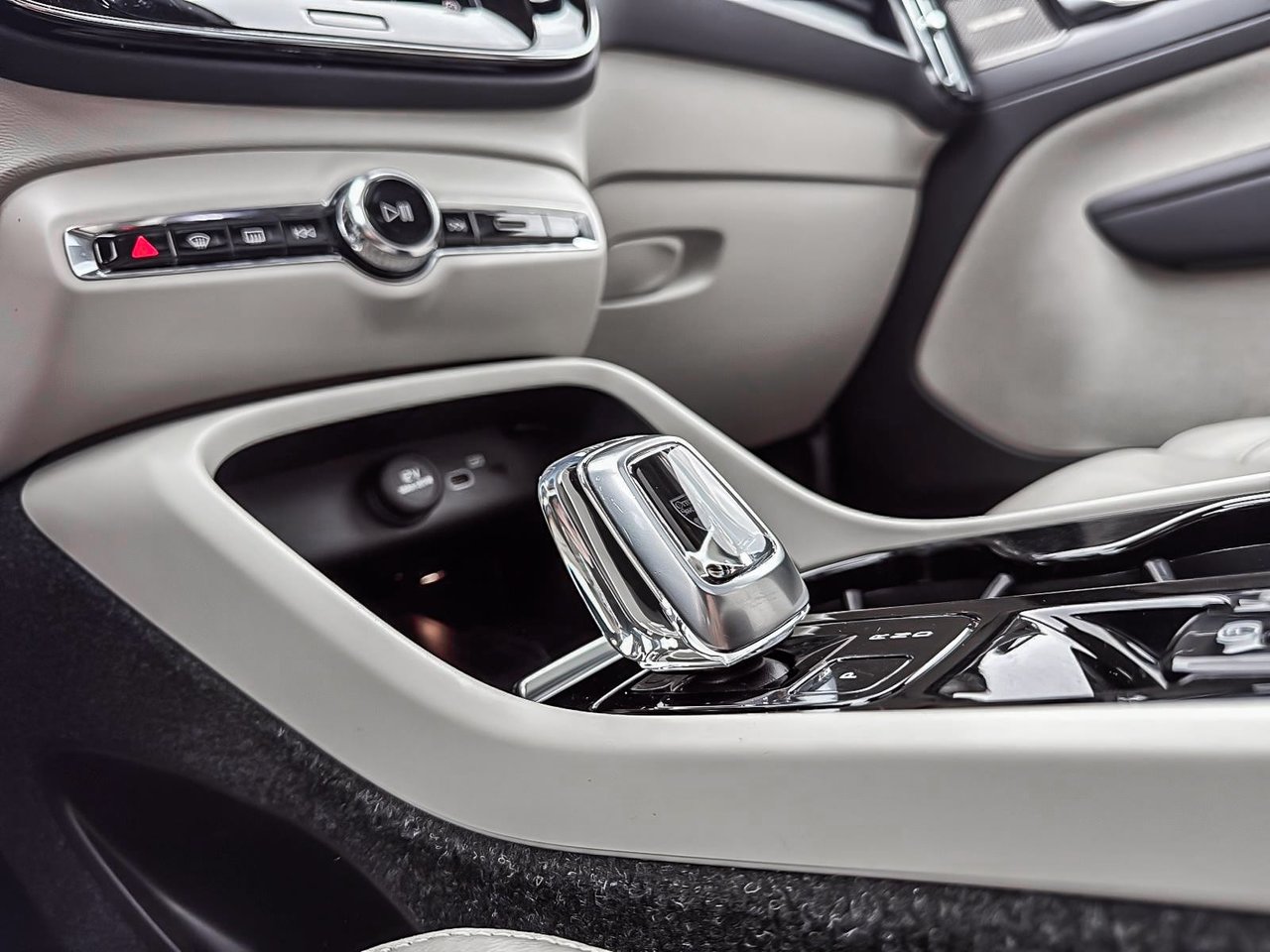 Volvo XC40 B5 PLUS AWD 2023-12
